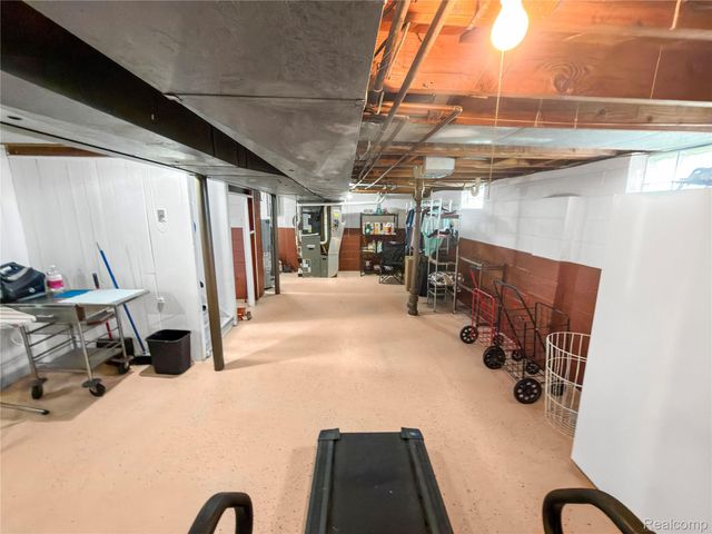 6907 Orchard Avenue, Dearborn, MI 48126