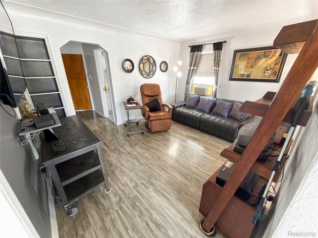 6907 Orchard Avenue, Dearborn, MI 48126