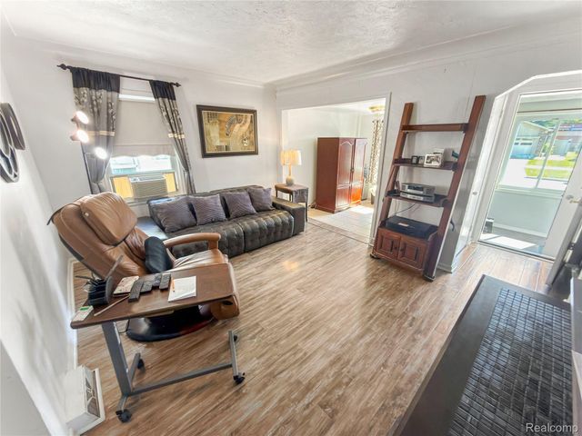6907 Orchard Avenue, Dearborn, MI 48126