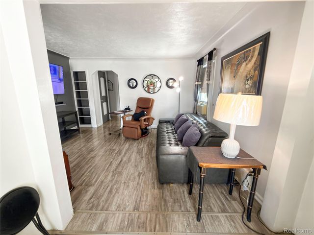 6907 Orchard Avenue, Dearborn, MI 48126