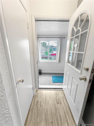6907 Orchard Avenue, Dearborn, MI 48126