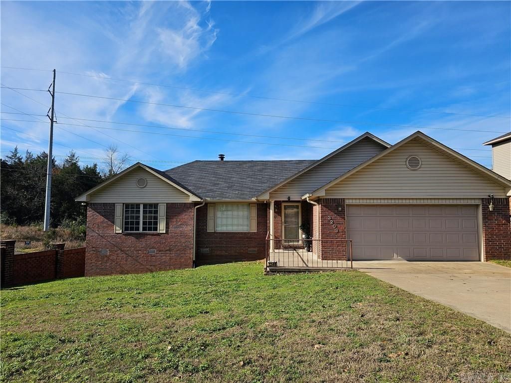 3203 Huntington Dr, Russellville, AR 72802