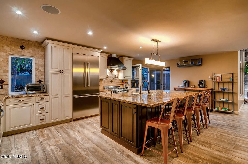 Image 10 of property listing at 6521 E BEVERLY Lane, Scottsdale, AZ 85254