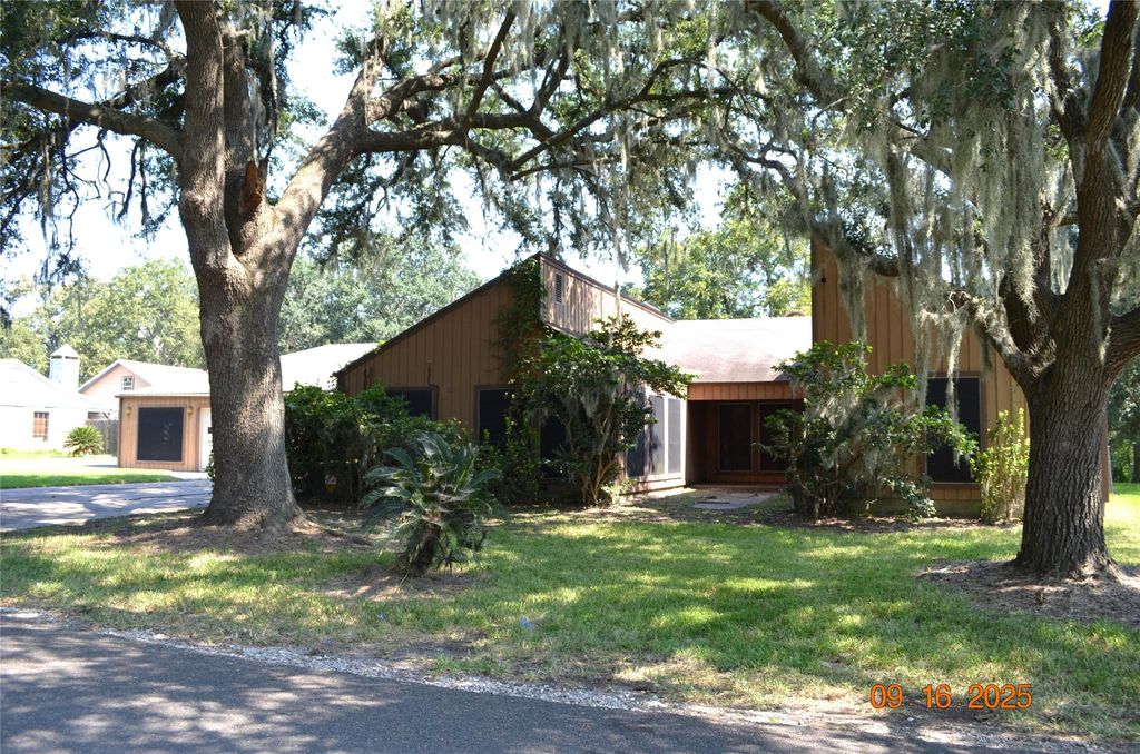 230 Mallard Point, Livingston, TX 77351