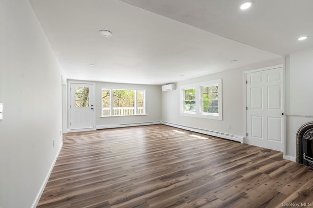 905 N Quaker Lane, Staatsburg, NY 12580