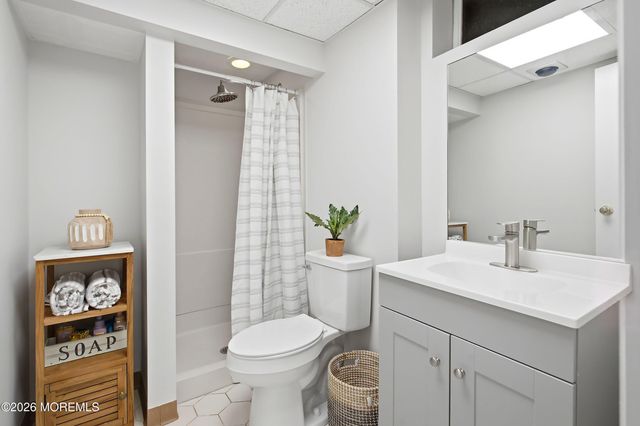 6 Green Meadow Boulevard, Middletown, NJ 07748