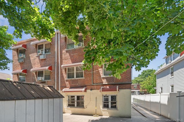 2562 Seymour Avenue, Bronx, NY 10469