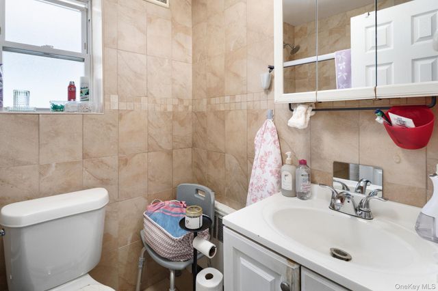 2562 Seymour Avenue, Bronx, NY 10469