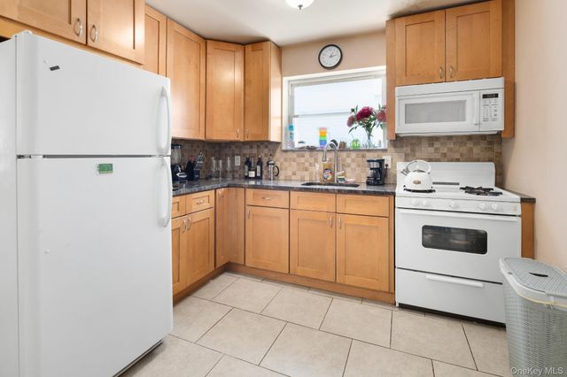 2562 Seymour Avenue, Bronx, NY 10469