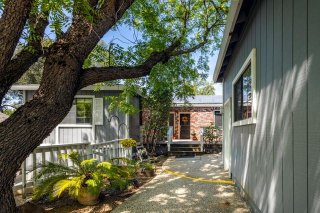 18704 Lake Forest Dr, Penn Valley, CA 95946