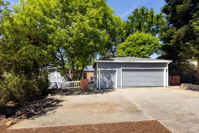 18704 Lake Forest Dr, Penn Valley, CA 95946