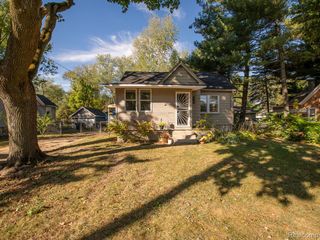 10893 Laurel Street, Livonia, MI 48150