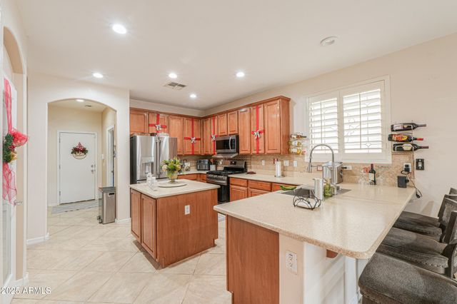 6827 W PLEASANT Lane, Laveen, AZ 85339