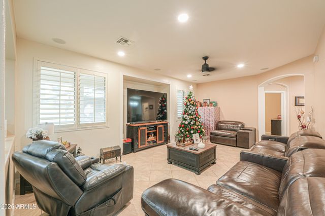 6827 W PLEASANT Lane, Laveen, AZ 85339