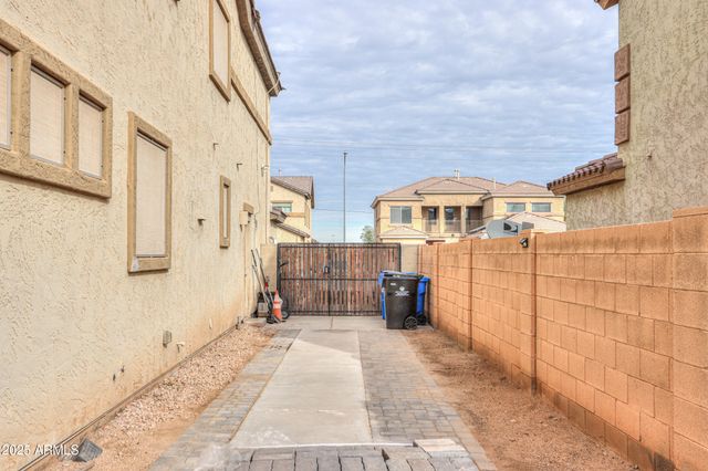 6827 W PLEASANT Lane, Laveen, AZ 85339