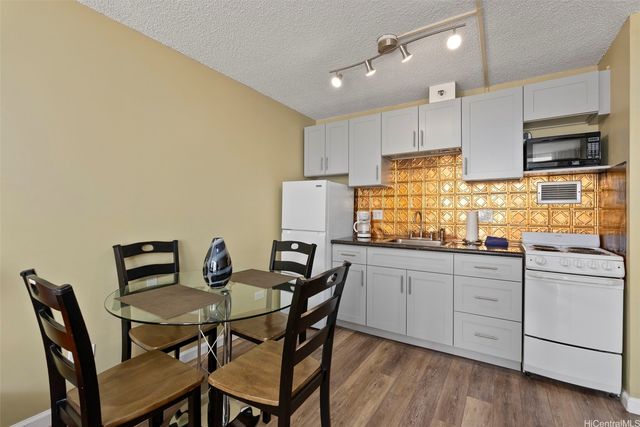 364 Seaside Avenue 509, Honolulu, HI 96815