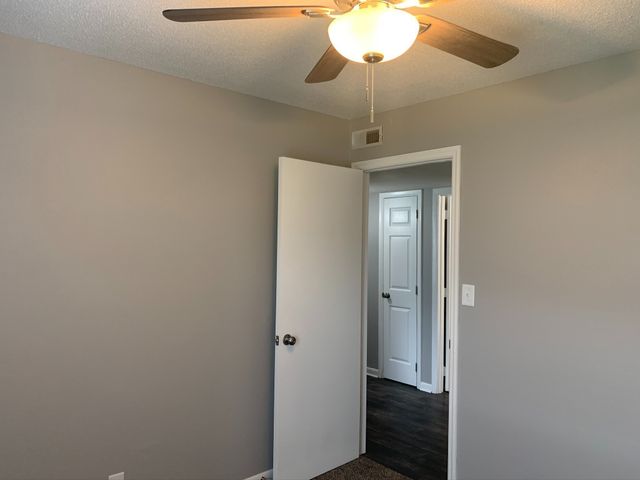 271 White Oak Rd Apt C, Clarksville, TN 37040