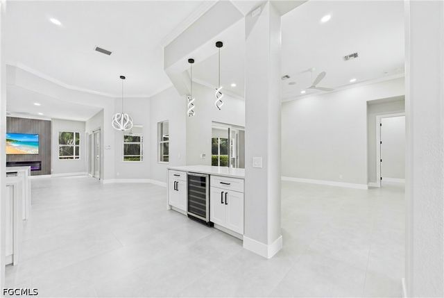 1817 Lagoon LN, Cape Coral, FL 33914