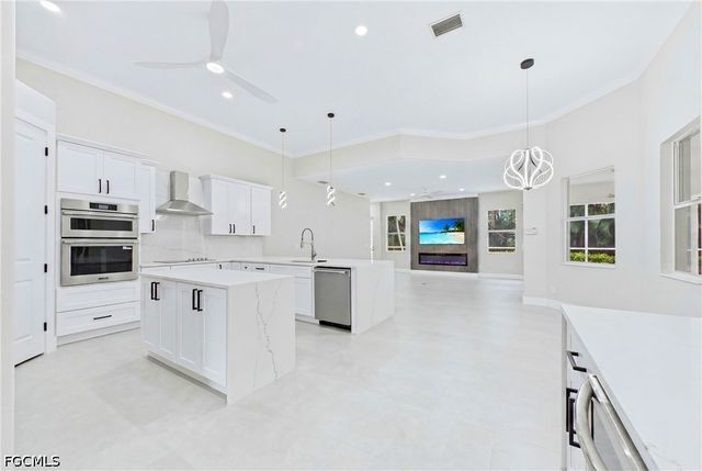 1817 Lagoon LN, Cape Coral, FL 33914
