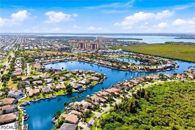1817 Lagoon LN, Cape Coral, FL 33914