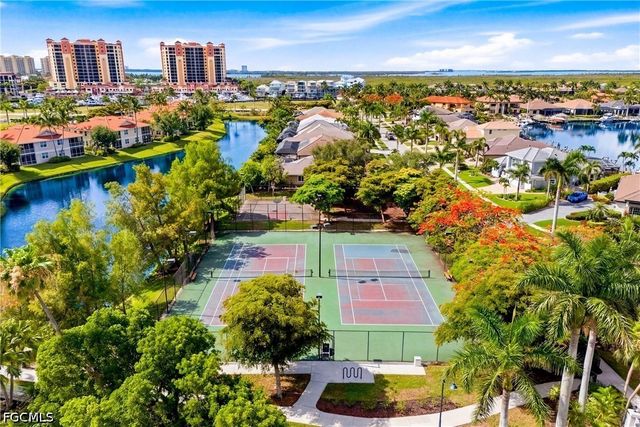 1817 Lagoon LN, Cape Coral, FL 33914