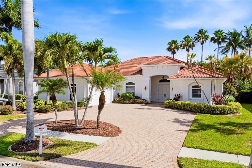 1817 Lagoon LN, Cape Coral, FL 33914