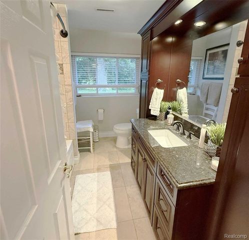 1475 Avondale Street, Sylvan Lake, MI 48320