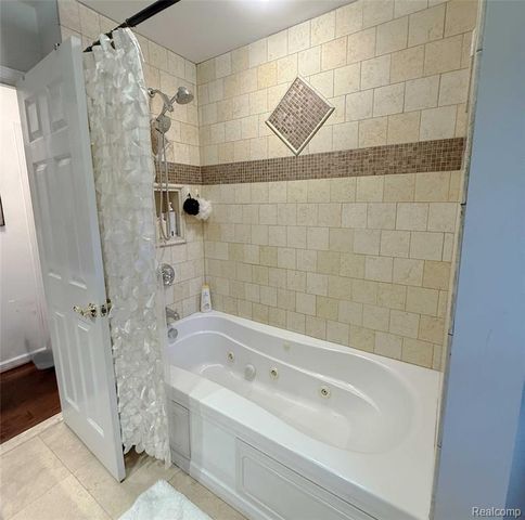 1475 Avondale Street, Sylvan Lake, MI 48320