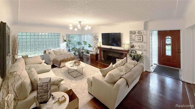 1475 Avondale Street, Sylvan Lake, MI 48320