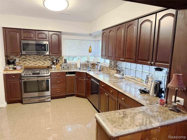 1475 Avondale Street, Sylvan Lake, MI 48320