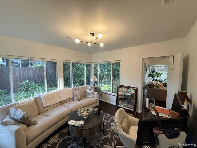 1475 Avondale Street, Sylvan Lake, MI 48320