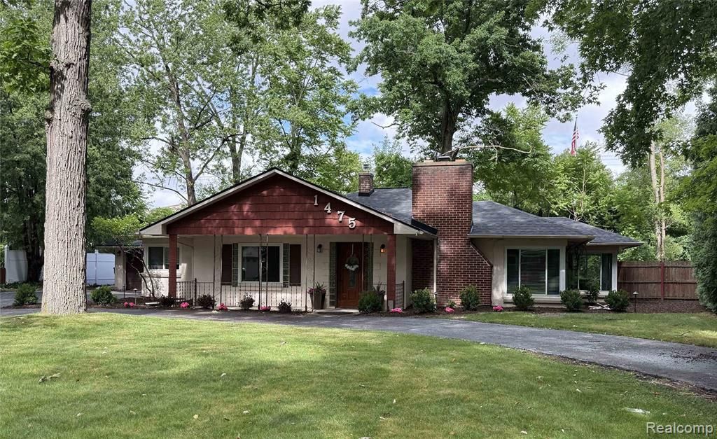 1475 Avondale Street, Sylvan Lake, MI 48320