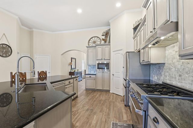 4115 Broadmoor Drive, Mont Belvieu, TX 77523