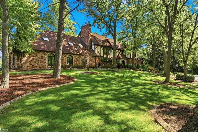 9220 Creekwood Lake Trail, Grand Blanc, MI 48439