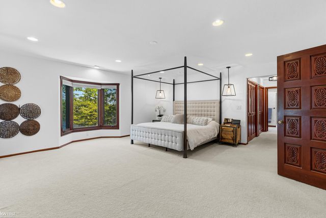 9220 Creekwood Lake Trail, Grand Blanc, MI 48439