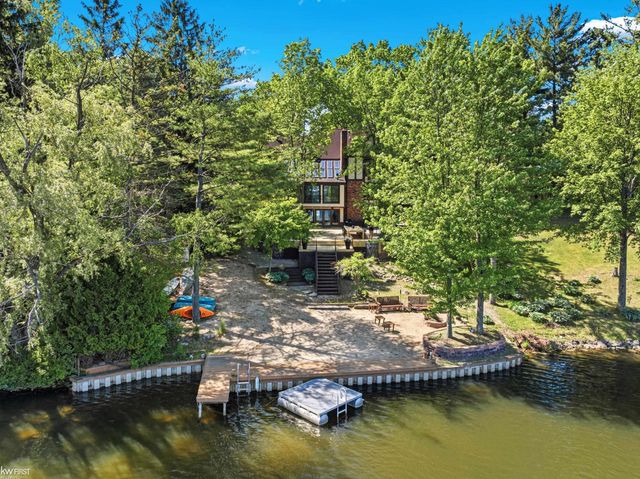 9220 Creekwood Lake Trail, Grand Blanc, MI 48439