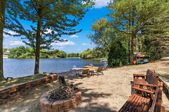 9220 Creekwood Lake Trail, Grand Blanc, MI 48439