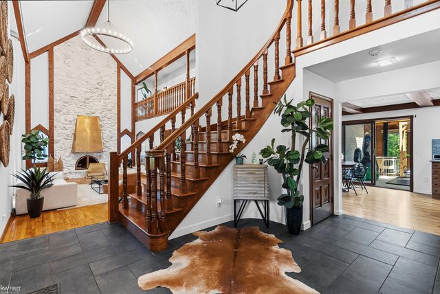 9220 Creekwood Lake Trail, Grand Blanc, MI 48439