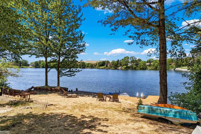 9220 Creekwood Lake Trail, Grand Blanc, MI 48439