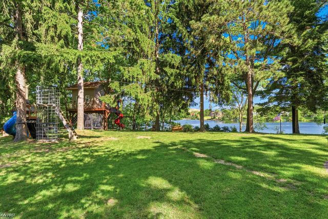 9220 Creekwood Lake Trail, Grand Blanc, MI 48439