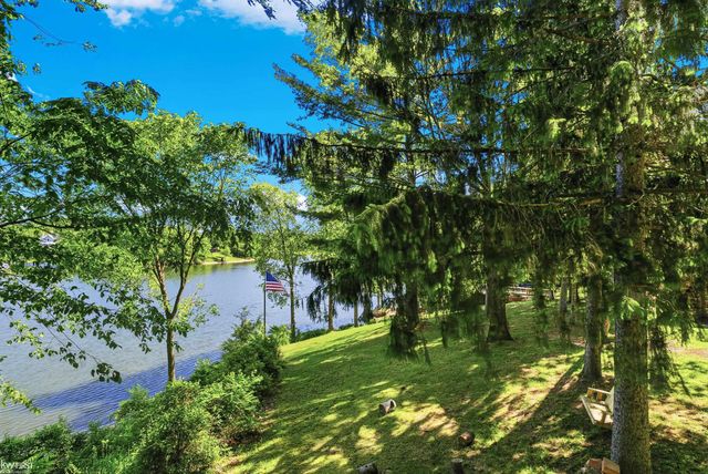 9220 Creekwood Lake Trail, Grand Blanc, MI 48439