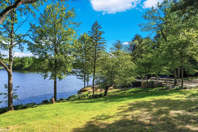 9220 Creekwood Lake Trail, Grand Blanc, MI 48439
