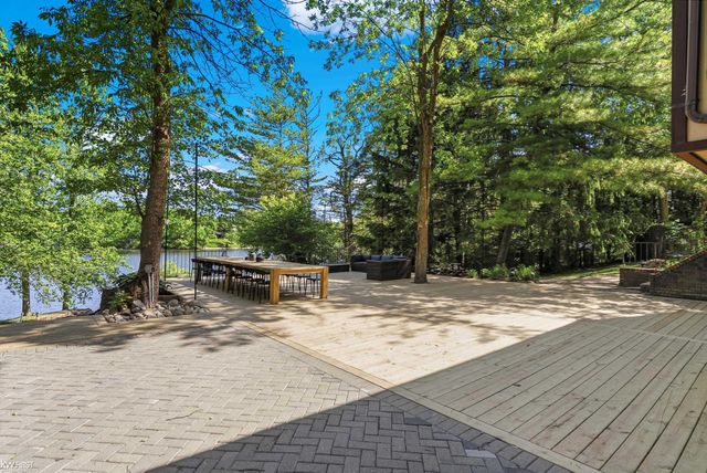 9220 Creekwood Lake Trail, Grand Blanc, MI 48439