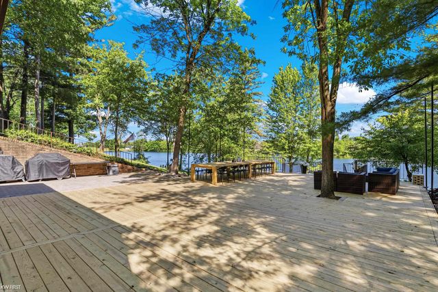 9220 Creekwood Lake Trail, Grand Blanc, MI 48439