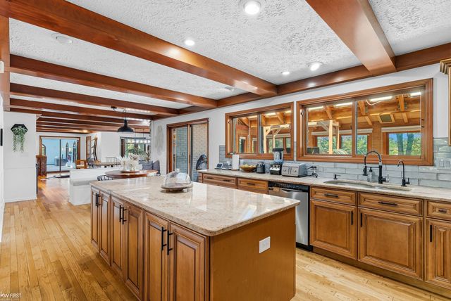 9220 Creekwood Lake Trail, Grand Blanc, MI 48439