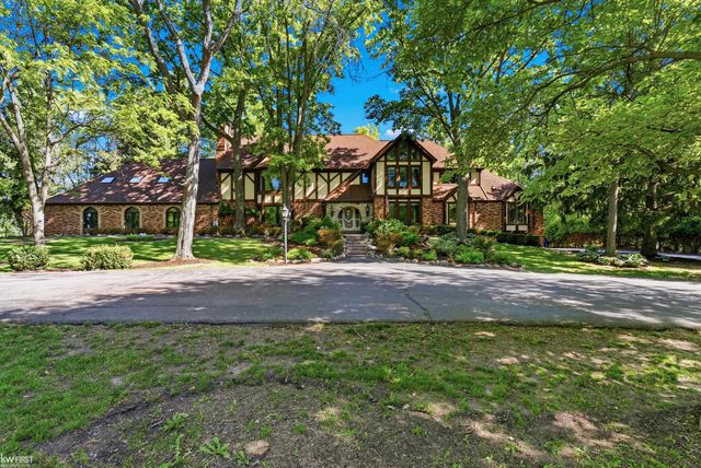 9220 Creekwood Lake Trail, Grand Blanc, MI 48439