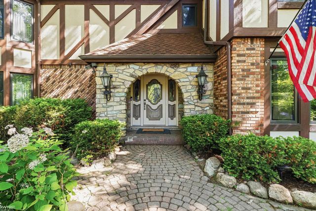 9220 Creekwood Lake Trail, Grand Blanc, MI 48439