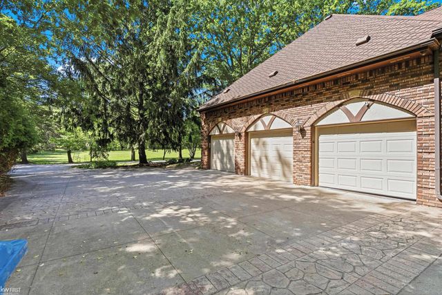 9220 Creekwood Lake Trail, Grand Blanc, MI 48439