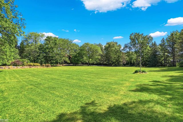 9220 Creekwood Lake Trail, Grand Blanc, MI 48439