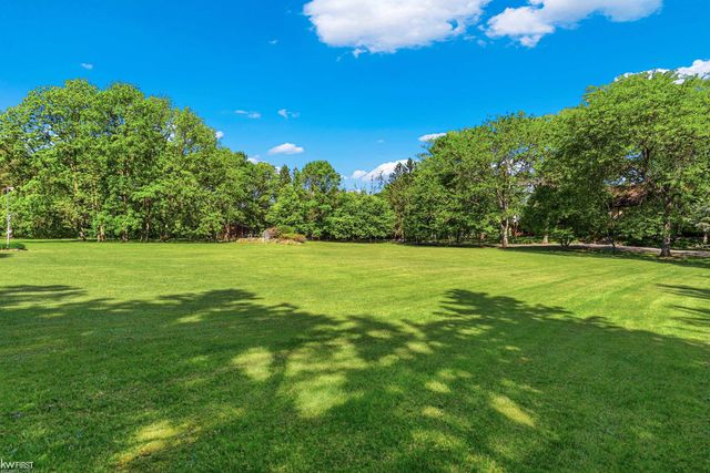9220 Creekwood Lake Trail, Grand Blanc, MI 48439